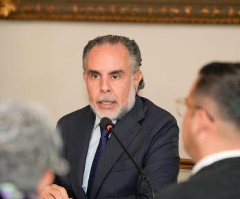 Salario mínimo podría llegar a $1.800.000 en 2026, según ministro Benedetti