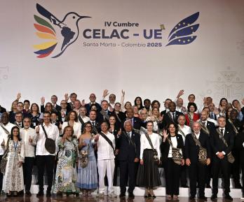 Los jefes de Estado y representantes posan para la foto de familia antes de la Cumbre CELAC UE en Santa Marta, Colombia.