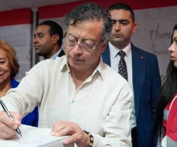 Presidente Petro firmando el compromiso de la ayuda humanitaria para Gaza en El Cairo, Egipto