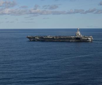 El portaaviones más grande del mundo, el USS Gerald R. Ford, navega por el mar del Norte durante el ejercicio Neptune Strike 2025 de la OTAN, dirigiéndose al Caribe.