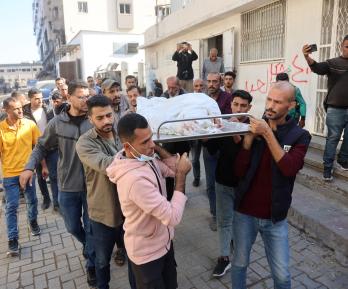 Los dolientes transportan el cadáver durante el funeral de un palestino que, según los médicos, murió el día anterior en un ataque militar israelí, desde el hospital Al-Shifa, en la ciudad de Gaza.