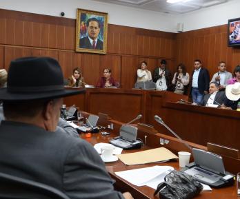 Presidente Petro como el Ministerio de Salud aseguran que la reforma a la salud sí tiene aval fiscal y anuncian acciones judiciales tras decisión de la Comisión Séptima del Senado.