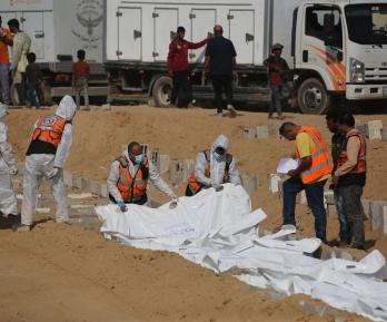 Trabajadores sanitarios y civiles se preparan para enterrar a palestinos en un cementerio de Jan Yunis, en el sur de la Franja de Gaza.