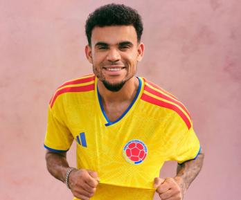 El diseño de la camiseta de la Selección Colombia se destaca por una textura visual con mariposas amarillas y tiene detalles inspirados en la bandera, con el fin de reflejar identidad, cultura y biodiversidad colombiana. 