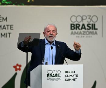 El presidente de Brasil, Luiz Inácio Lula da Silva, pronuncia un discurso durante la Plenaria General de Líderes en el marco de la COP 30, la Conferencia de las Naciones Unidas sobre el Cambio Climático, celebrada en Belém, estado de Pará, Brasil.