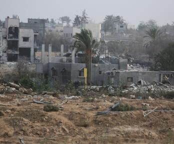 Vista general de un bloque de hormigón que marca la «línea amarilla» trazada por el ejército israelí en Bureij, en el centro de la Franja de Gaza.