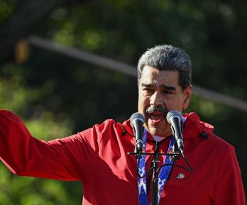 El presidente de Venezuela, Nicolás Maduro, habla durante una marcha para conmemorar el «Día de la Resistencia Indígena» en Caracas.