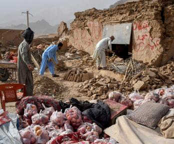 Los comerciantes de Afganistán buscan los restos de sus tiendas dañadas a lo largo de una carretera, tras un terremoto en Tang-e Tashkurgan, en el distrito de Khulm, provincia de Samangan.