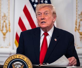 El presidente Donald Trump participa en una llamada con miembros del ejército estadounidense desde su club Mar-a-Lago en Florida el Día de Acción de Gracias., donde anunció la medida contra la migración procedente de "países del Tercer Mundo"