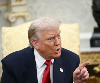 El presidente de Estados Unidos, Donald Trump, responde a las preguntas de la prensa durante una reunión con el príncipe heredero y primer ministro del Reino de Arabia Saudita, Mohammed bin Salman, en el Despacho Oval de la Casa Blanca, en Washington D. C.