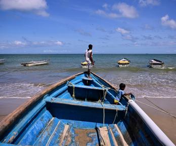 El pescador Rakesh Ramdass contempla el mar desde su barco en la playa de Cedros, en Cedros, Trinidad y Tobago. Foto tomada tras bombardeos estadounideneses en el Caribe cerca a la frontera con Venezuela