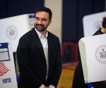 El candidato demócrata a la alcaldía, Zohran Mamdani, reacciona mientras su esposa, Rama Duwaji, vota en la Escuela de Artes Frank Sinatra. 
