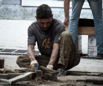 trabajador arreglando un piso