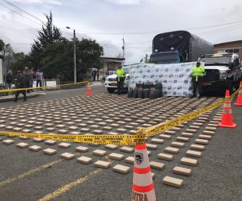 Solo en 2025 se ha destruido un laboratorio cada 40 minutos y decomisado más de 820 toneladas de drogas, lo que representa un incremento del 7 % frente al mismo periodo de 2024. 