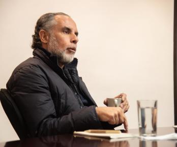 Gobierno denuncia "ataque político" del CNE luego de la sanción impuesta a la campaña presidencial 