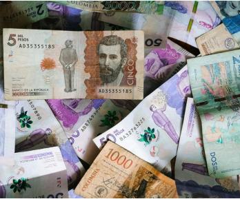 conjunto de billetes de denominación colombiana 