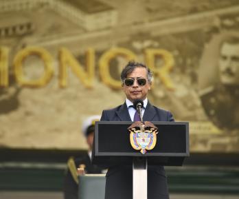 Presidente busca promover sistema de ascensos militares basado en meritocracia 