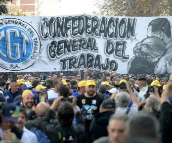 CGT de Argentina se moviliza contra reforma laboral de Milei
