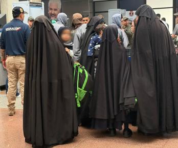 Imagen difundida por la Oficina de Prensa de Migración Colombia que muestra a miembros de la comunidad Lev Tahor siendo expulsados del país para ser posteriormente entregados a las autoridades estadounidenses en Medellín, Colombia.