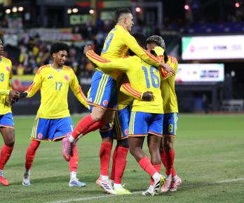Davinson Sánchez, de Colombia, celebra con sus compañeros el tercer gol del equipo durante el partido amistoso internacional entre Colombia y Australia en el Citi Field em vísperas del Mundial 2026.