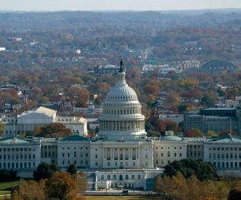 El Capitolio de los Estados Unidos visto desde el recién reinaugurado Monumento a Washington. Trump
