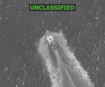Captura de pantalla de un vídeo publicado por la cuenta X del Comando Sur de los Estados Unidos (Southcom), donde se ve una de las tres embarcaciones bombardeadas en el Pacífico. 