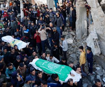 Los dolientes asisten al funeral de las víctimas mortales del ataque aéreo israelí en el campo de refugiados palestinos de Al-Shati, al oeste de la ciudad de Gaza.