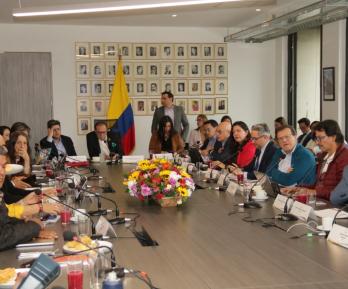 Gremios y centrales obreras discuten el salario mínimo de 2026.