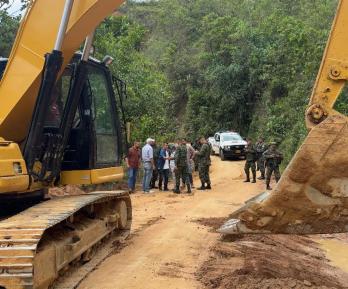 Ejército y Alcaldía de Rovira mejoran 24 km de vía rural en beneficio de más de 4.000 habitantes del Tolima 
