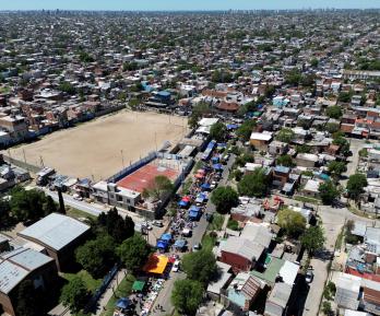 Vista aérea de un mercado callejero en Villa Fiorito, en las afueras de Buenos Aires, Argentina.