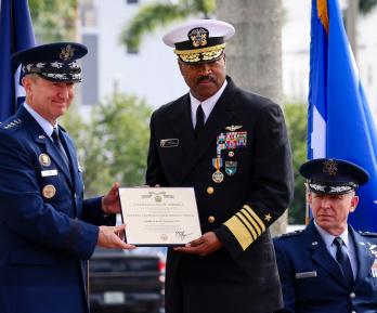 Jefe del Comando Sur de EE. UU. renuncia tras tensiones por las operaciones militares en el Caribe 