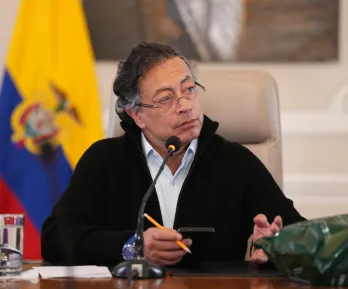 Presidente Petro responde a Bruce Mac Master sobre emergencia económica.