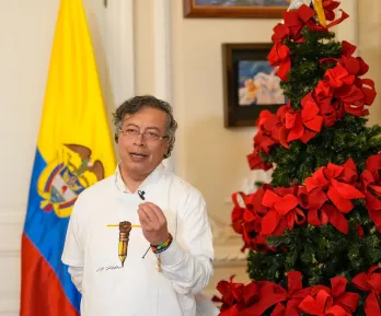 "Antes que las cifras de los muertos, las de los vivos": Petro a Uribe