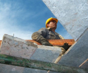 trabajador de la construcción, en altura
