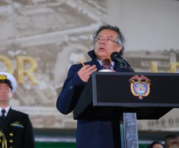 Mientras EE. UU. bombardea el Caribe, legaliza la marihuana: Petro