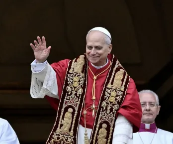 Papa León XIV estrena su primer 'Urbi et Orbi' con un llamado a la paz.