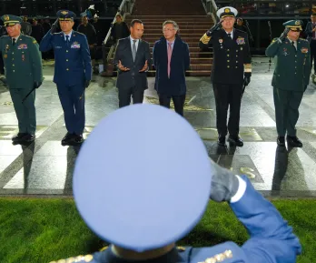 Presidente Petro anuncia salario mínimo en la Fuerza Pública.