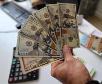 Dólar en mínimos de casi cinco años.