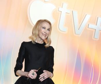 WEST HOLLYWOOD, CALIFORNIA - 14 DE SEPTIEMBRE: Catherine O'Hara asiste a la alfombra roja de la fiesta Primetime Emmy de Apple TV+ en Ysabel.