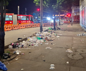 Avenida Caracas en Bogotá, con basura en el espacio público