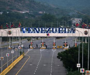 Reportan al menos 40 muertos en ataques de E.E. U.U. a Venezuela.