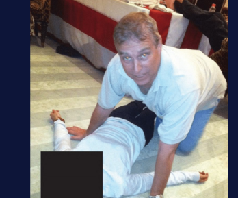 Caso Epstein_foto del príncipe Andrés aparece en el Louvre.