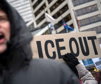 La agencia habría enviado cientos de citaciones a Google, Meta, Discord y Reddit para obtener datos de usuarios que publican y critican operativos migratorios del ICE.