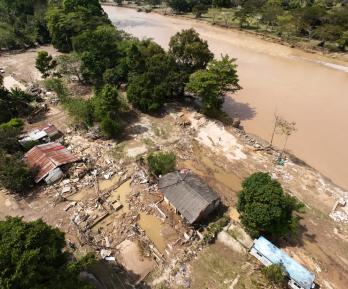 Gobierno interviene en Lebrija tras creciente del río que dejó un muerto y decenas de familias afectadas