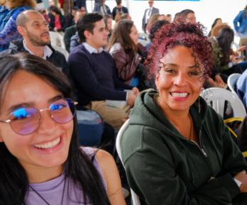 dos mujeres sonriendo a la cámara