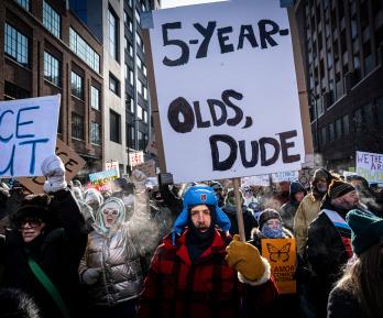 La gente sostiene carteles en referencia al niño de cinco años Liam Conejo Ramos, que fue detenido por agentes de inmigración, durante la protesta «ICE fuera de Minnesota: Día de la Verdad y la Libertad» en Minneapolis, Minnesota.