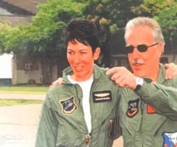 Según la información divulgada en ese paquete, Pastrana figura en registros de viajes y reuniones del periodo, junto con Sandy Berger —exasesor de seguridad nacional de Bill Clinton— y el abogado Alan Dershowitz. / Departamento de Estado.