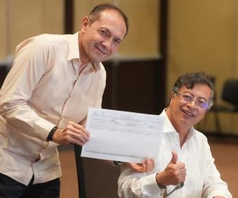 Petro firma solicitud de Asamblea Nacional Constituyente.  / Foto: MinTrabajo.