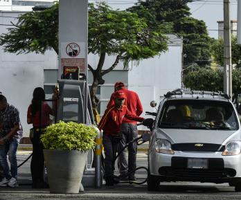 Precio de la gasolina bajará en marzo: costará 500 pesos menos.