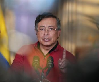 Presidente Petro anuncia que mantendrá el salario vital en Colombia.